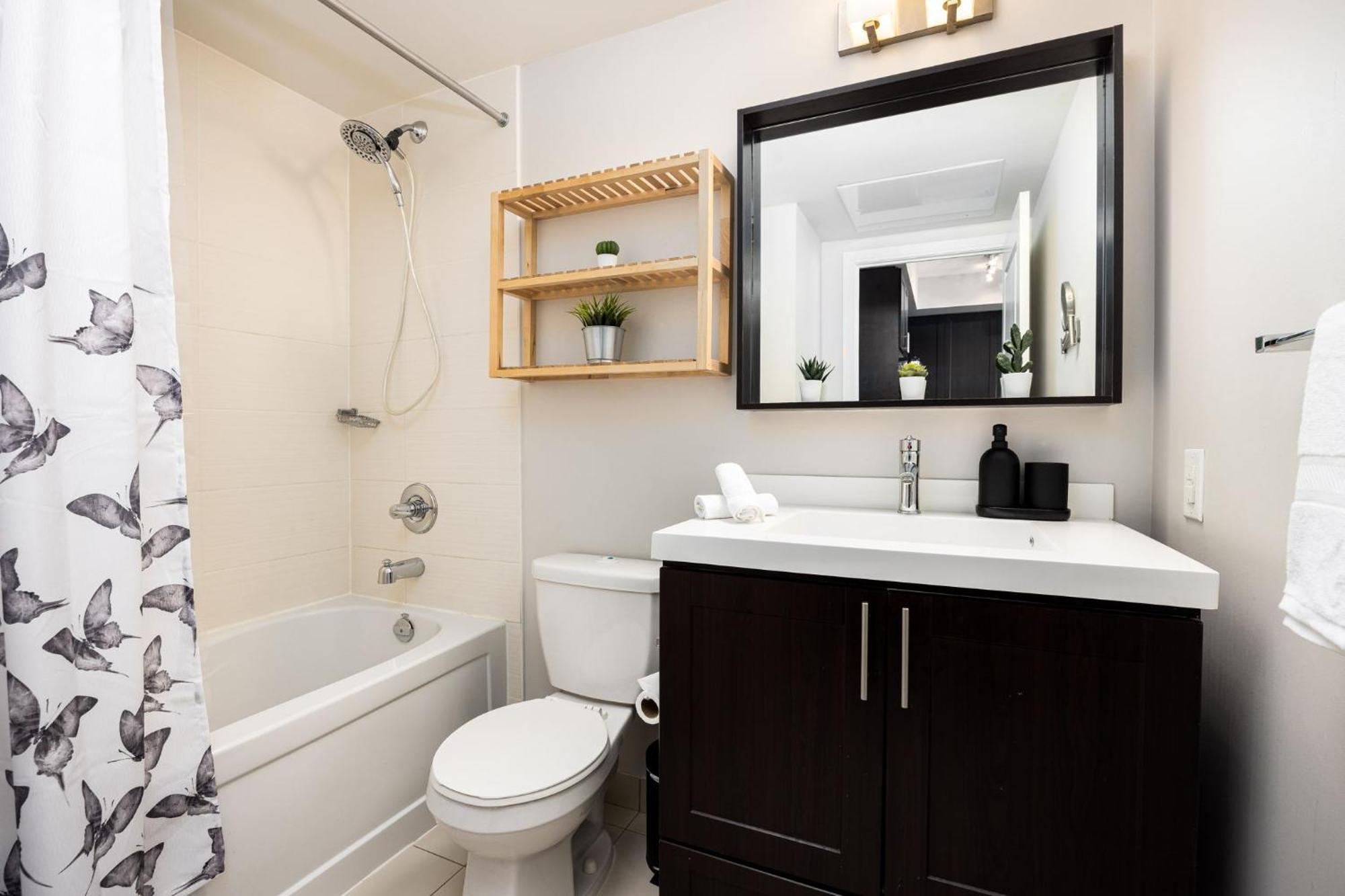 Dwtn Condo Near Cn Tower! W/ Free Parking Τορόντο Εξωτερικό φωτογραφία